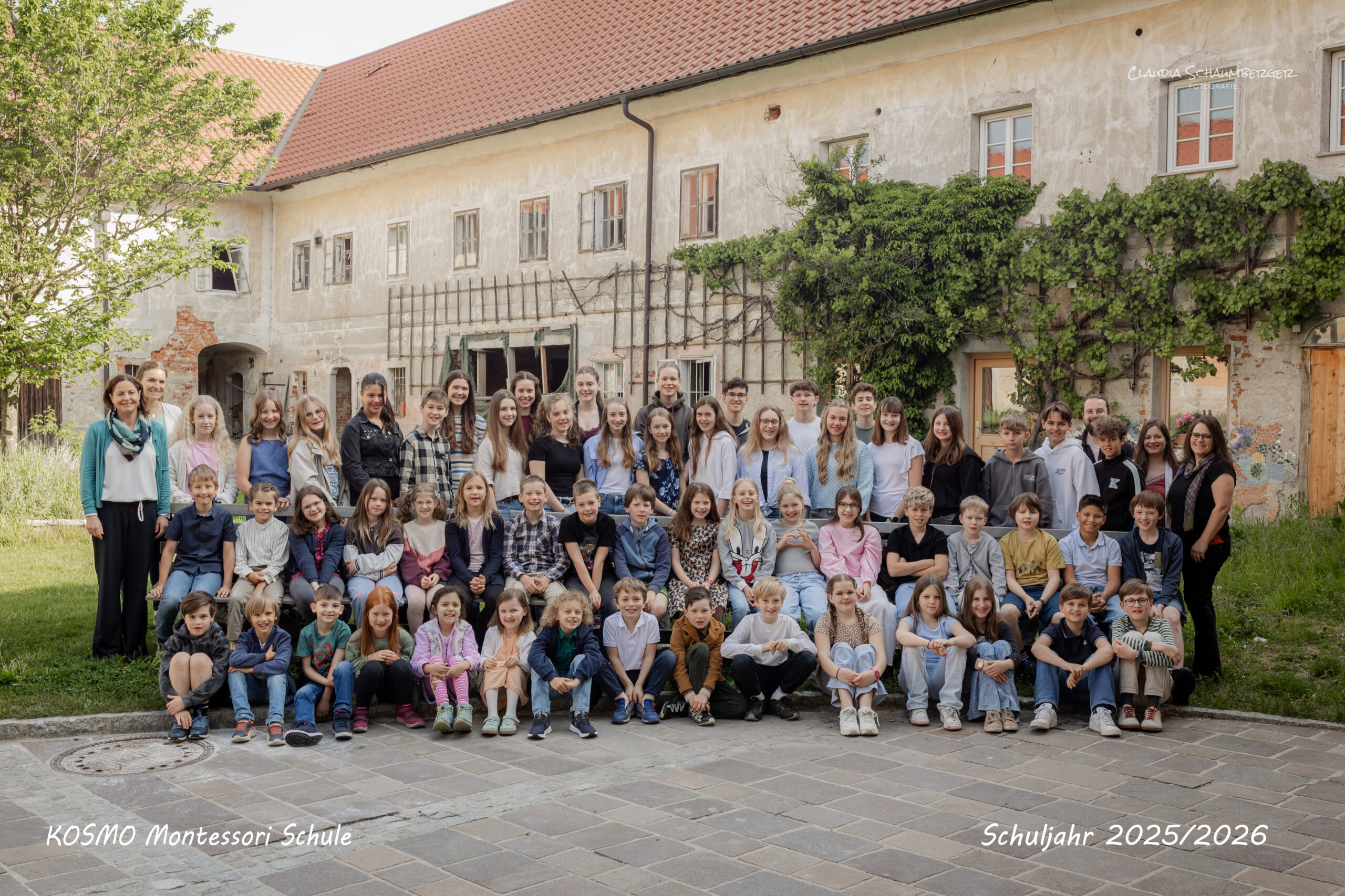 Schülerinnen und Schüler der Kosmo Montessori Schule mit Lehrkräften